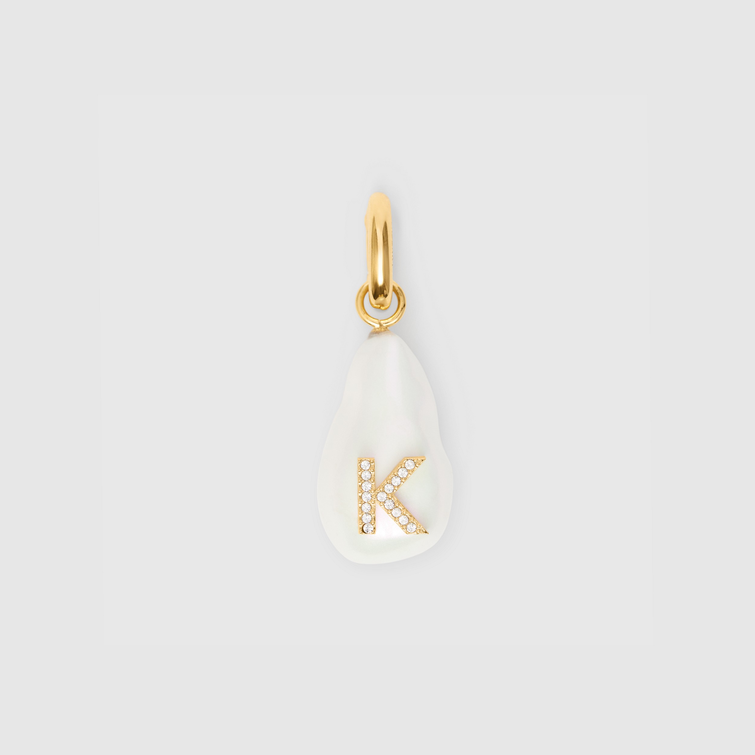 Lettre bijou  K  en perle en résine avec cristaux – exclusivité en ligne (Or Clair/nacre) - Femme | Site officiel Burberry® - 1
