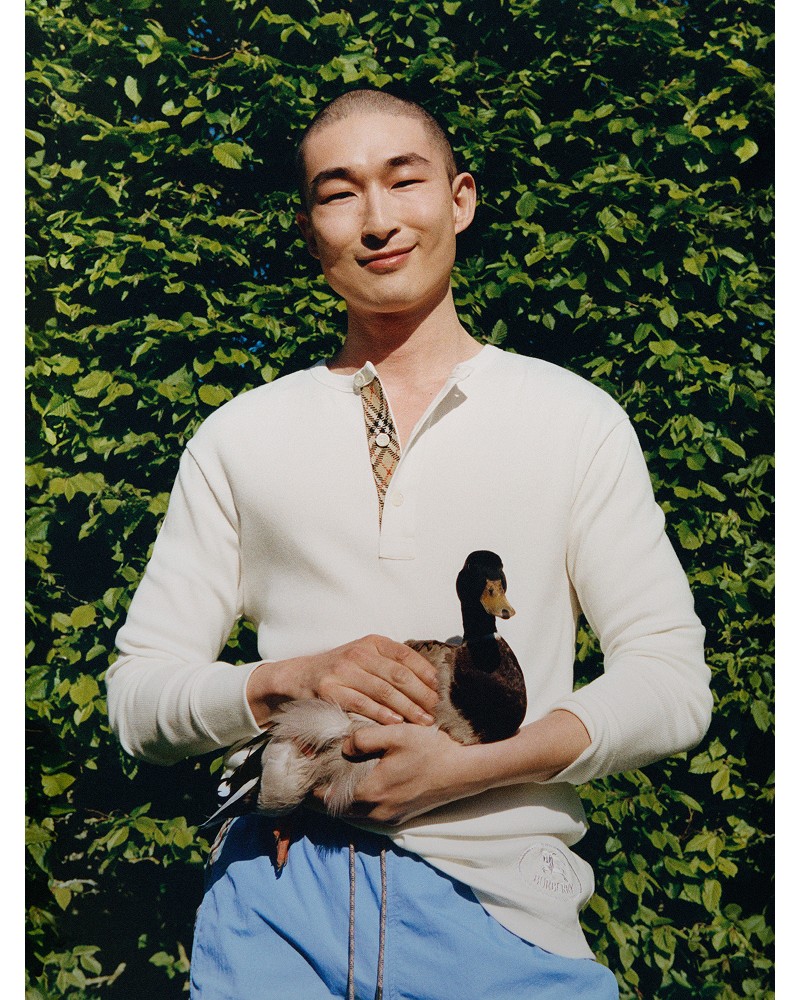 El modelo Sang Woo Kim luce sudadera de manga larga en algodón de color blanco Chalk