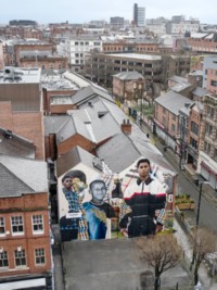Burberry sostiene i giovani: i murales