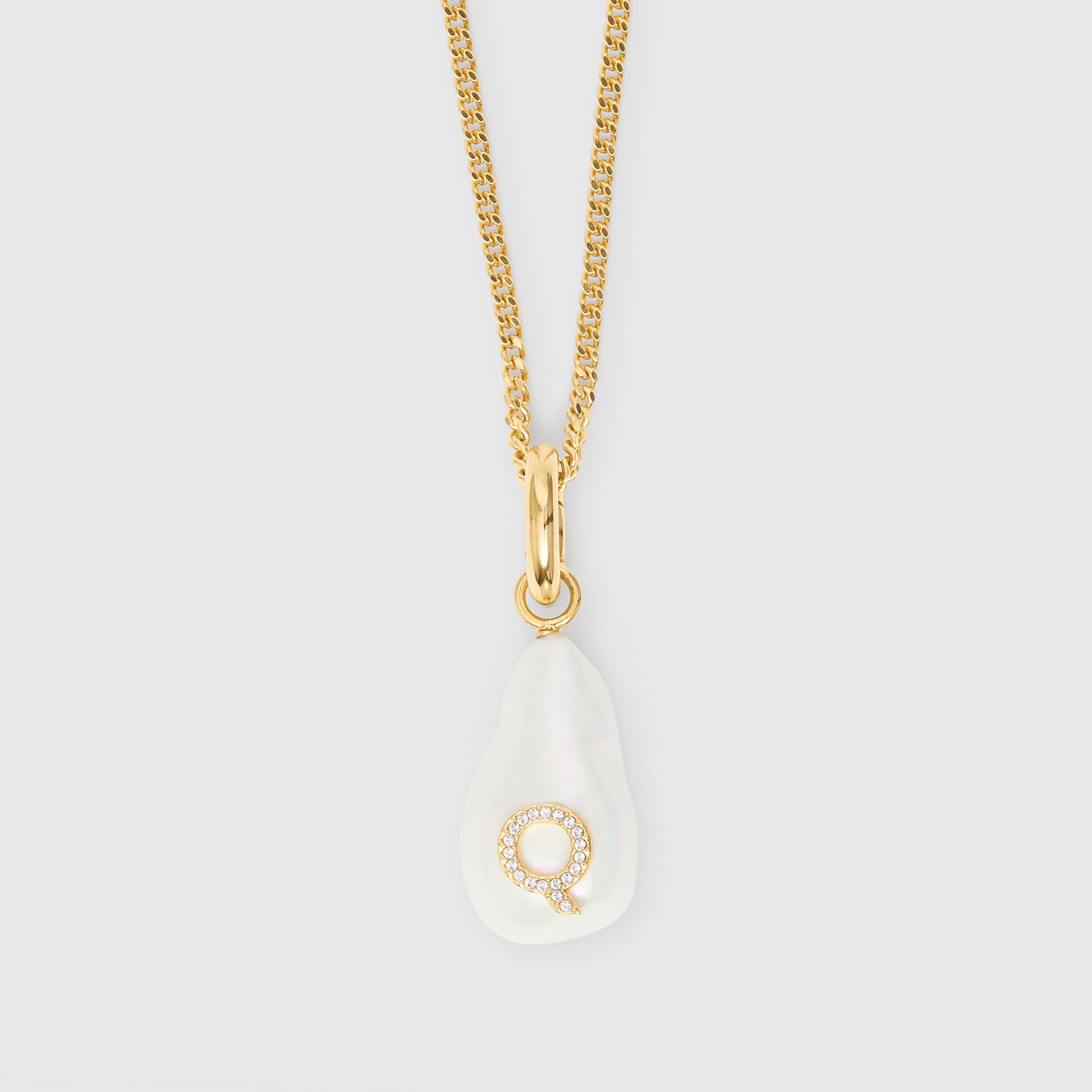 Dije de letra Q con perla de resina y cristales - Solo en línea (Dorado Claro/madreperla) - Mujer | Burberry® oficial - 4