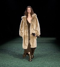 Modelo usando duffle coat de shearling na cor Linden