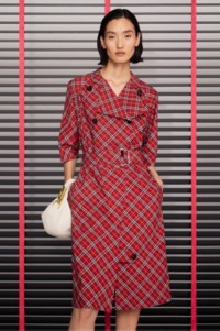 Model in rotem Kleid im Burberry Check-Karomuster