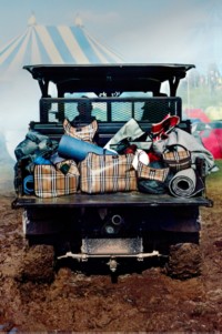 トラックの荷台に置かれたハイランドバッグファミリーをフィーチャーした「Burberry Festival」キャンペーン