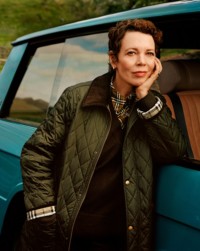 A atriz Olivia Colman usando uma jaqueta em matelassê da Burberry