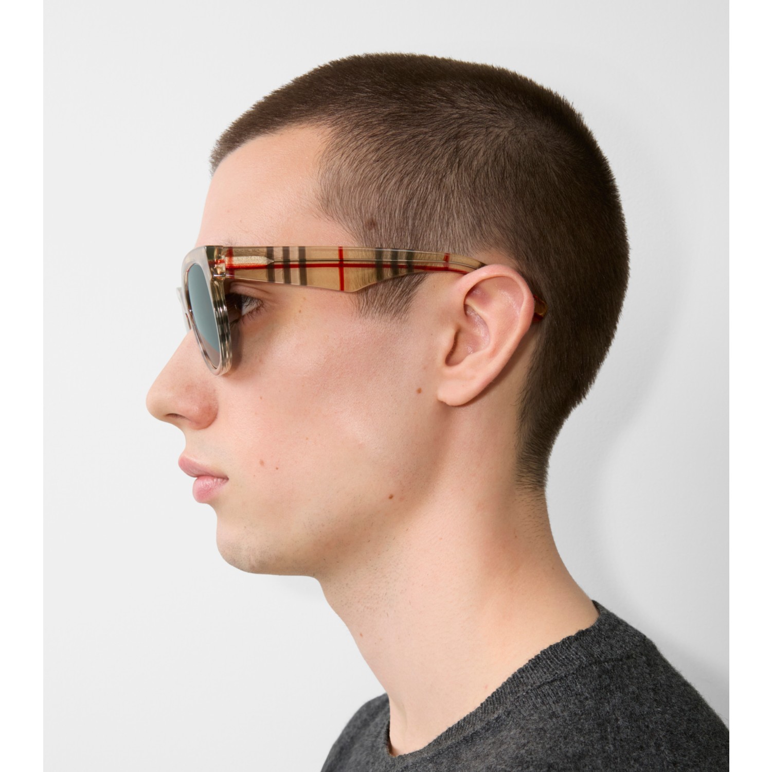 Sonnenbrille mit runder Fassung in Check