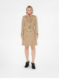 Femme portant un trench-coat Héritage mi-long Chelsea 
