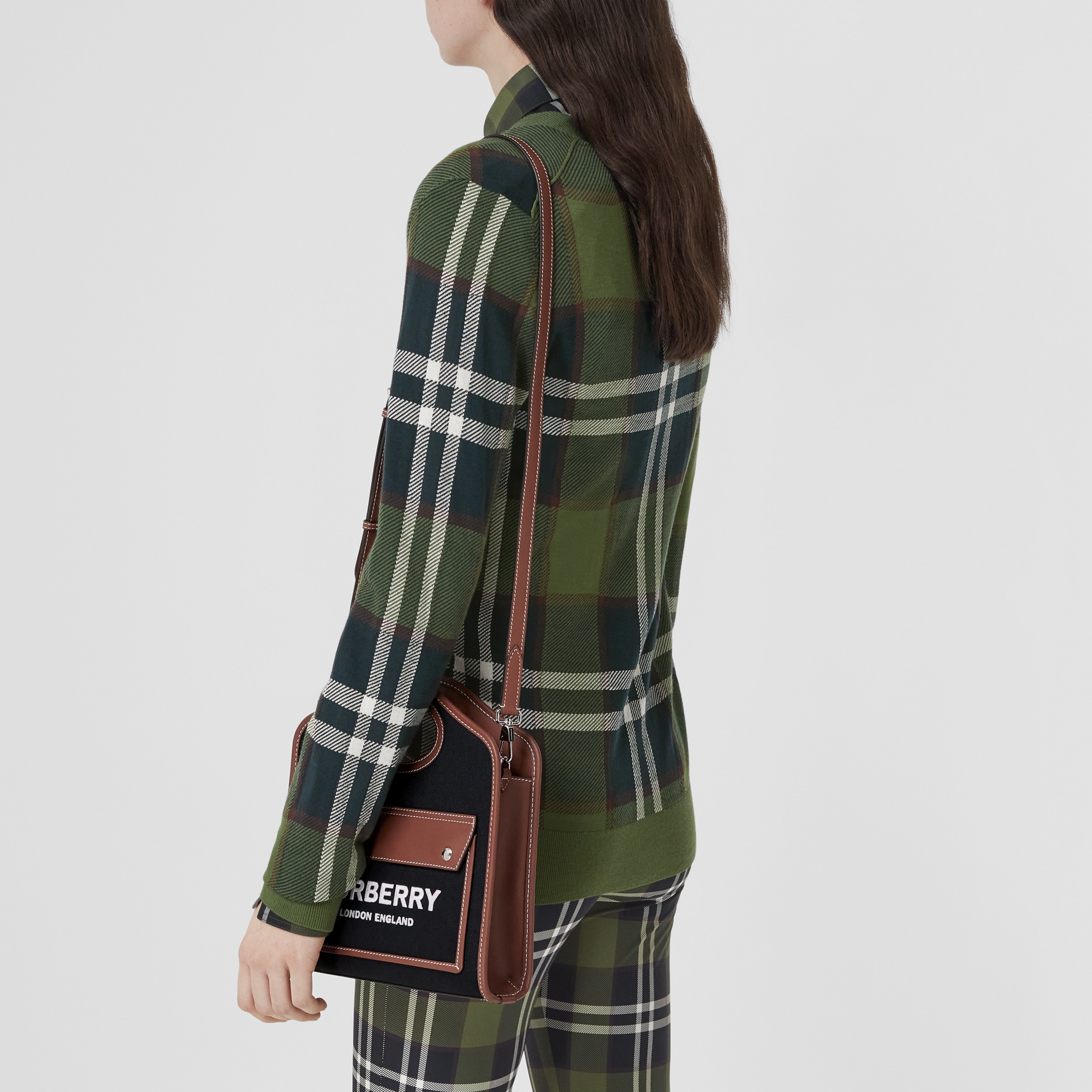 Pocket Bag „Note“ aus technischer Baumwolle und Leder im Kleinformat (Schwarz/hellbraun) - Damen | Burberry® - 3