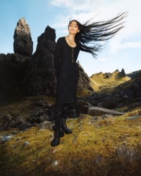 Kampagne für Winter 2023 mit Model in langärmeligem schwarzem Kleid