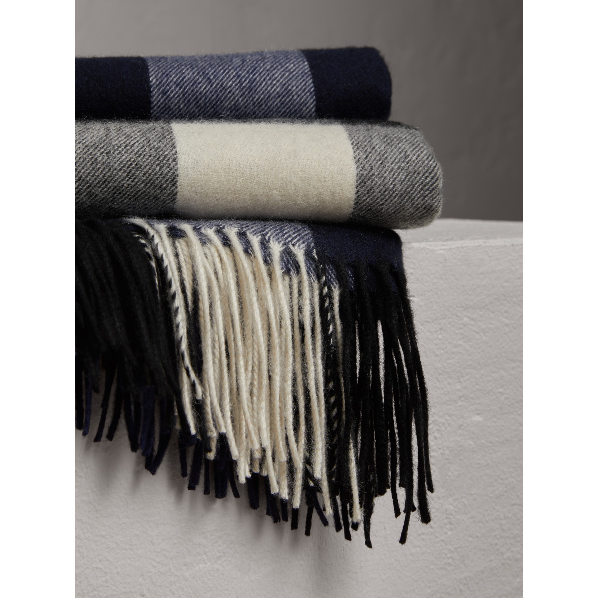 Check Cashmere Blanket in Indigo Blue Burberry United States