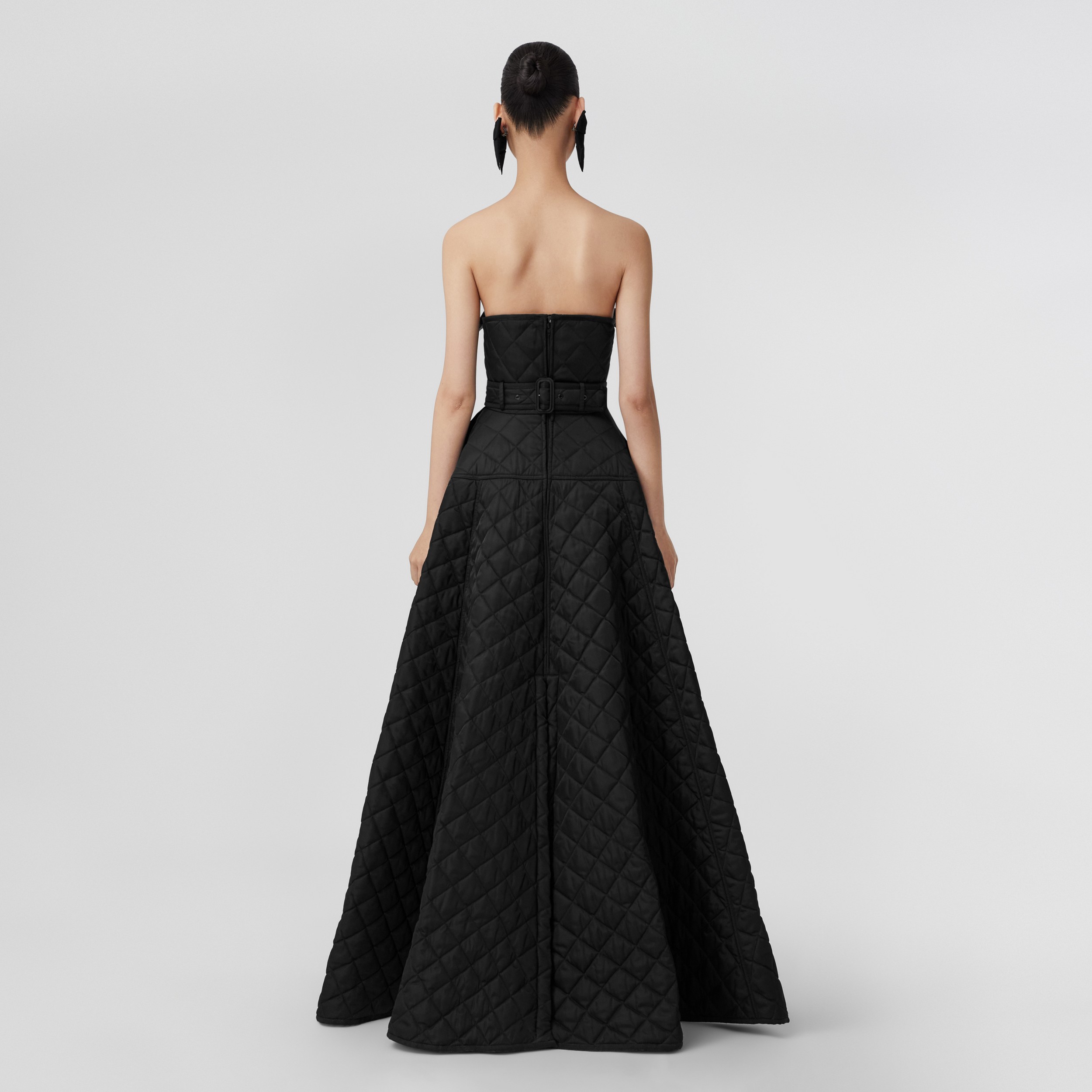 Vestido de gala estilo trench coat acolchado a rombos con cinturón (Negro) - Mujer | Burberry® oficial - 3