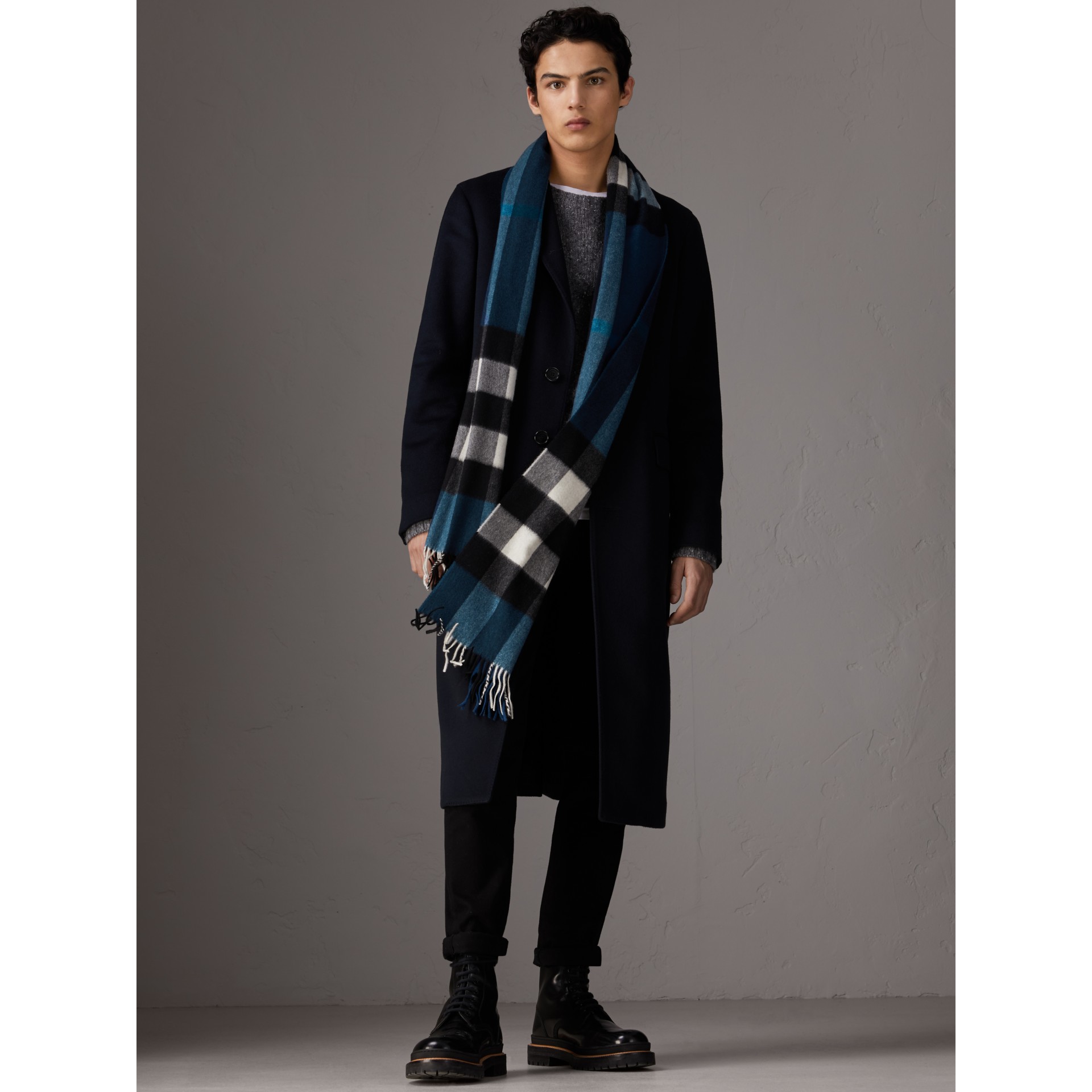 The Large Classic Cashmere Scarf in Check in Marine Blue Burberry
