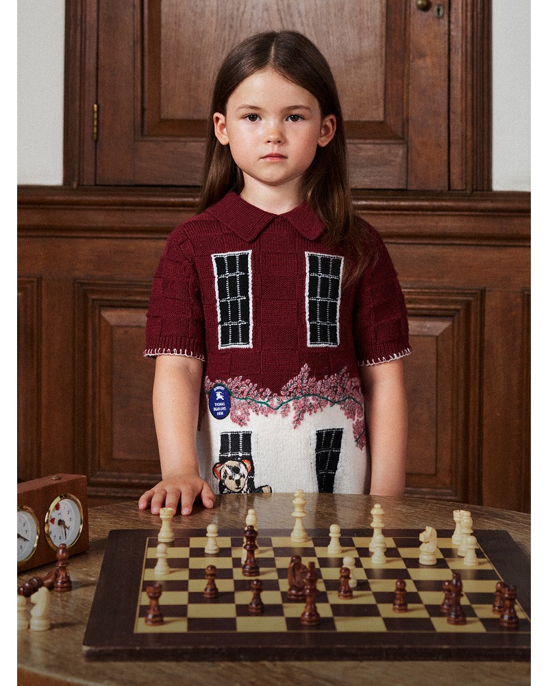 Bambina che indossa un vestitino lavorato a maglia rosso Claret