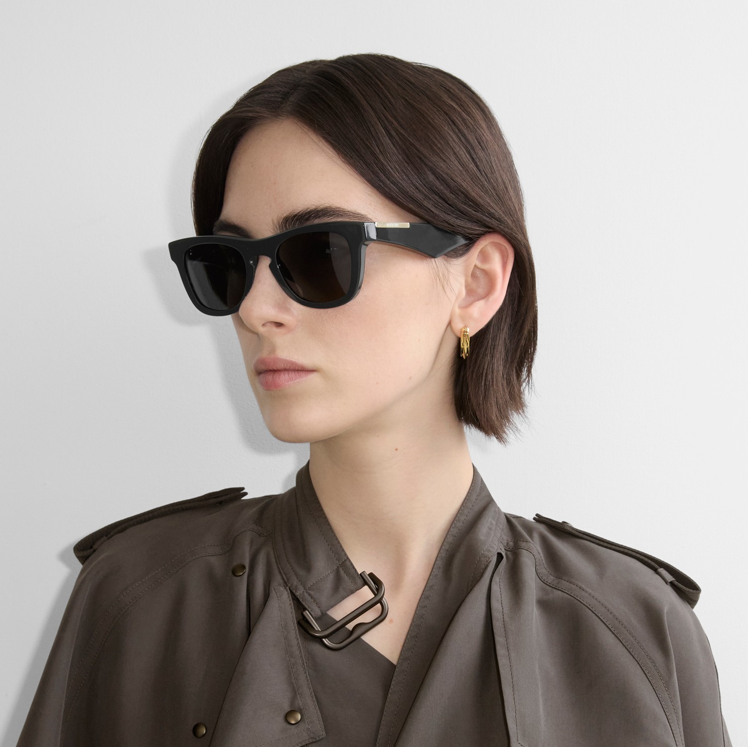 アーチ ファセット サングラス (ブラック) | Burberry®公式サイト アーチ ファセット サングラス (ブラック) | Burberry®公式サイト