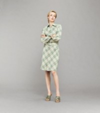 Modelo que luce vestido a cuadros Burberry Check y zuecos con tiras a cuadros Burberry Check 