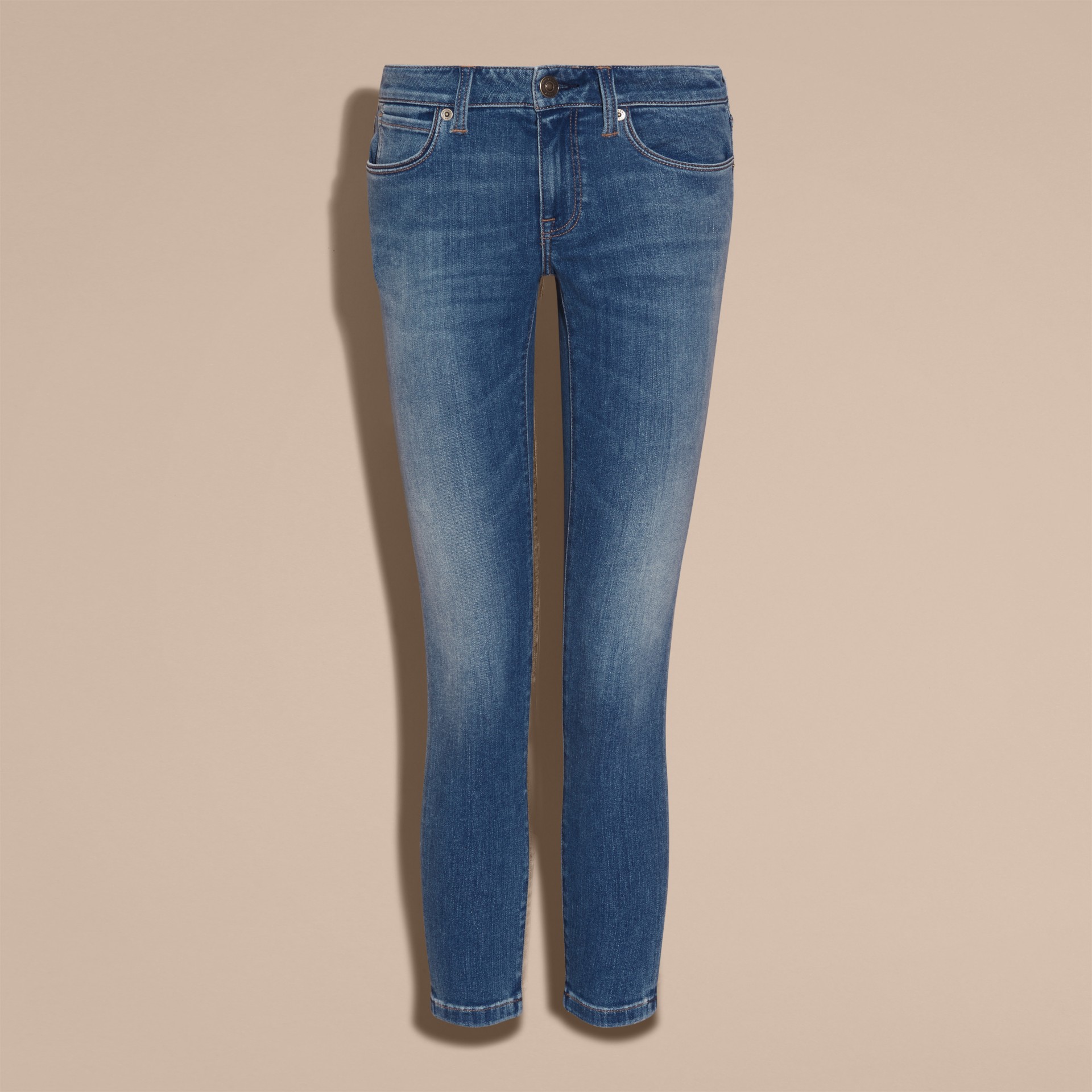 Kurze SkinnyJeans mit niedriger Leibhöhe (Mittelindigo)
