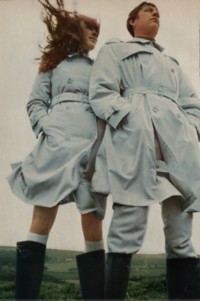 Dos modelos lucen trench coats a juego