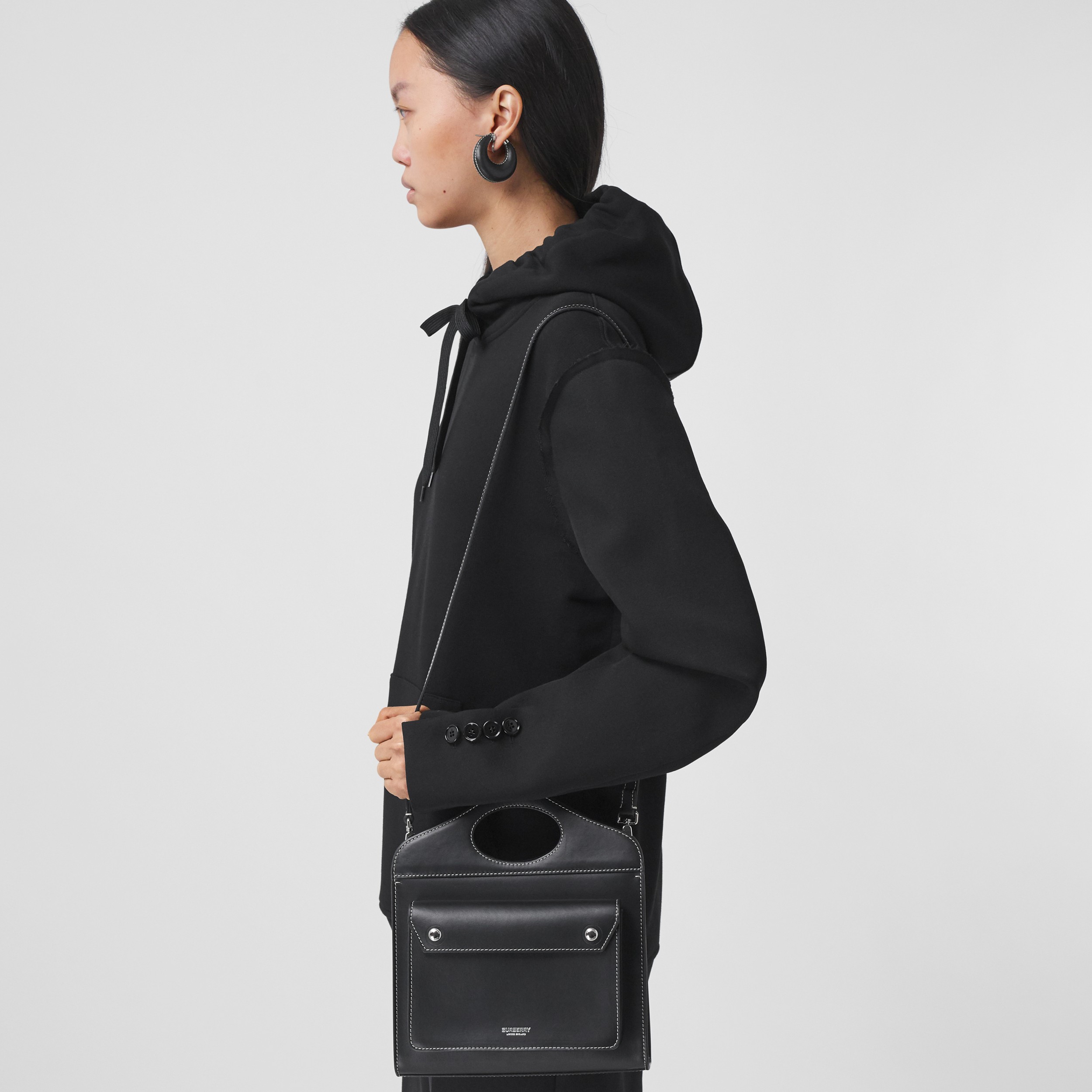 Mini sac Pocket en cuir surpiqué (Noir) - Femme | Site officiel Burberry® - 3