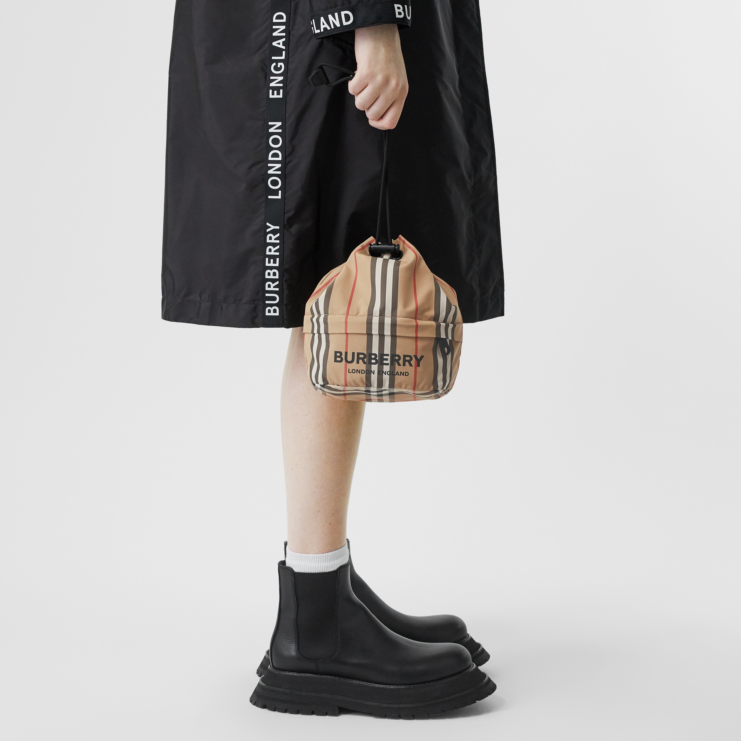 Bolsa pouch de nylon com listras icônicas (Bege Clássico) - Mulheres | Burberry® oficial - 3