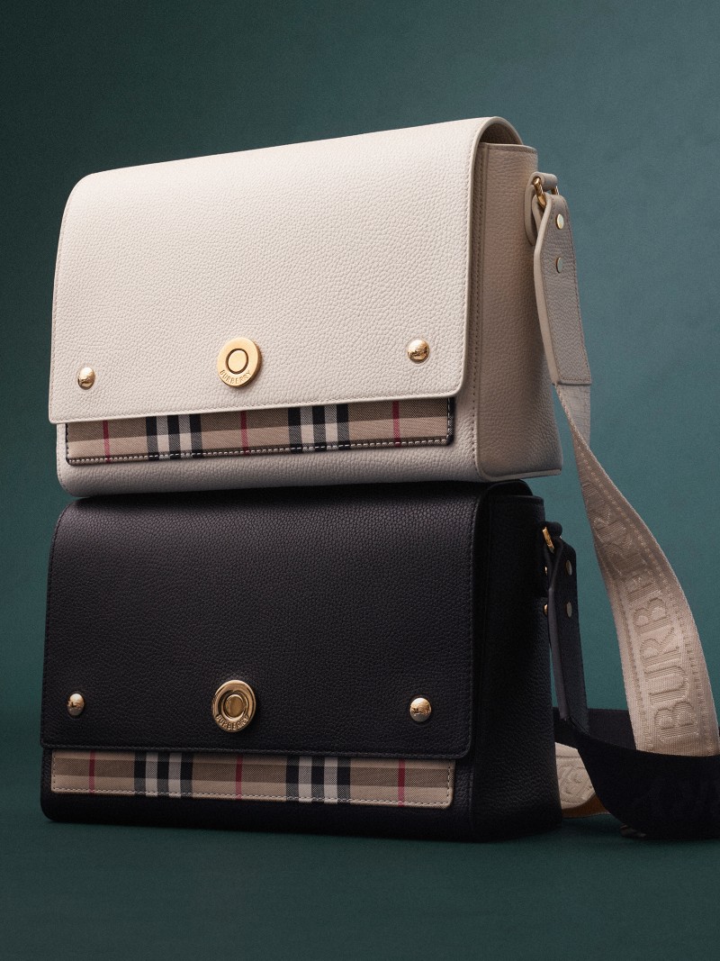 Burberry Crossbody-Taschen „Note“ aus Leder in Hellbeige und Schwarz mit ikonischem Check-Akzent und verstellbaren Schulterriemen.