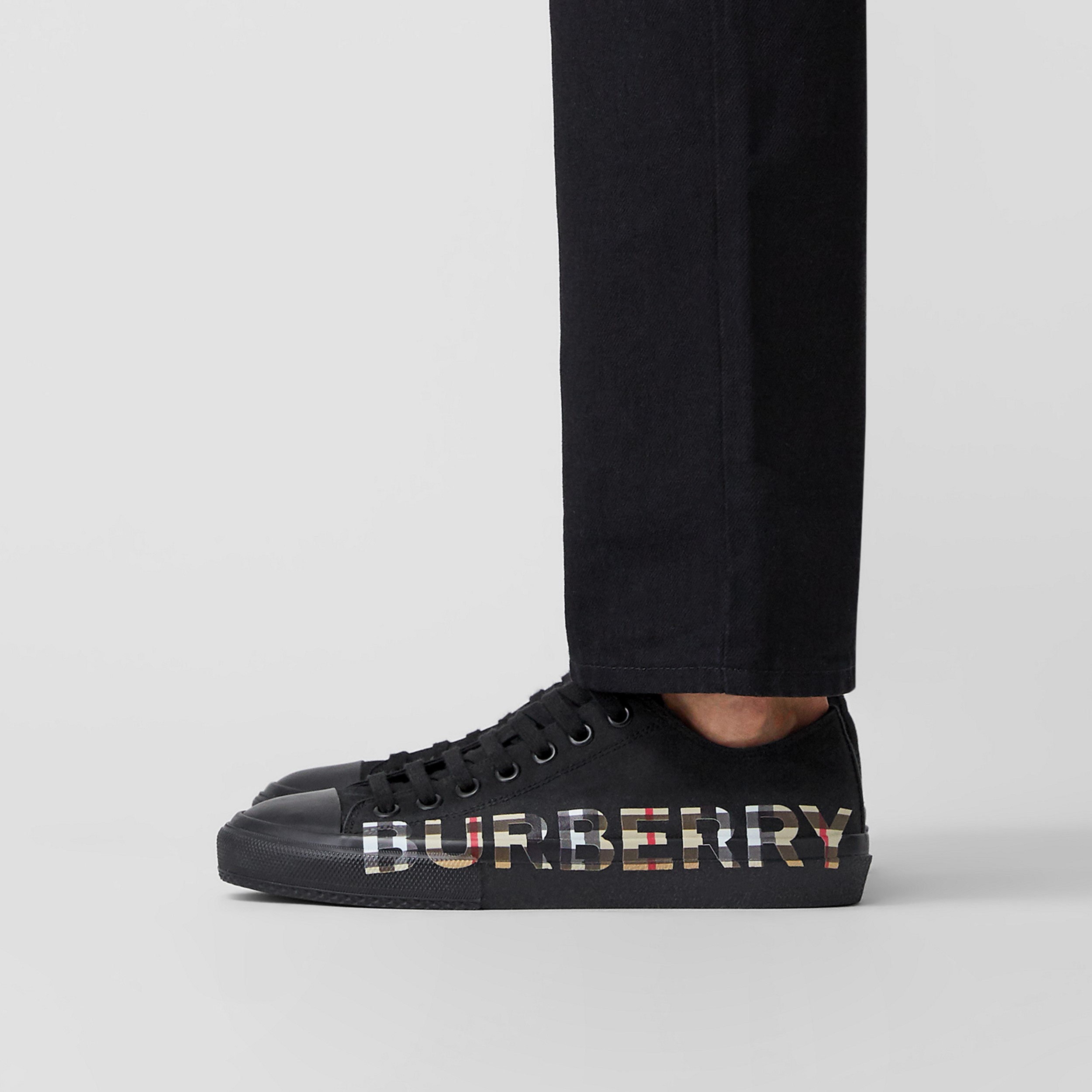 Sneakers en gabardine de coton à logo Vintage check (Noir/beige D'archive) - Homme | Site officiel Burberry® - 4