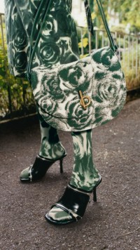 Strumpfhose aus Nylon mit Rosenmuster in der Farbe Ivy, Sandaletten „Peep“ aus glänzendem Leder in Schwarz sowie kleine Tasche „Rocking Horse“ aus Wolle, Seide und Leder mit Rosenmuster in der Farbe Ivy