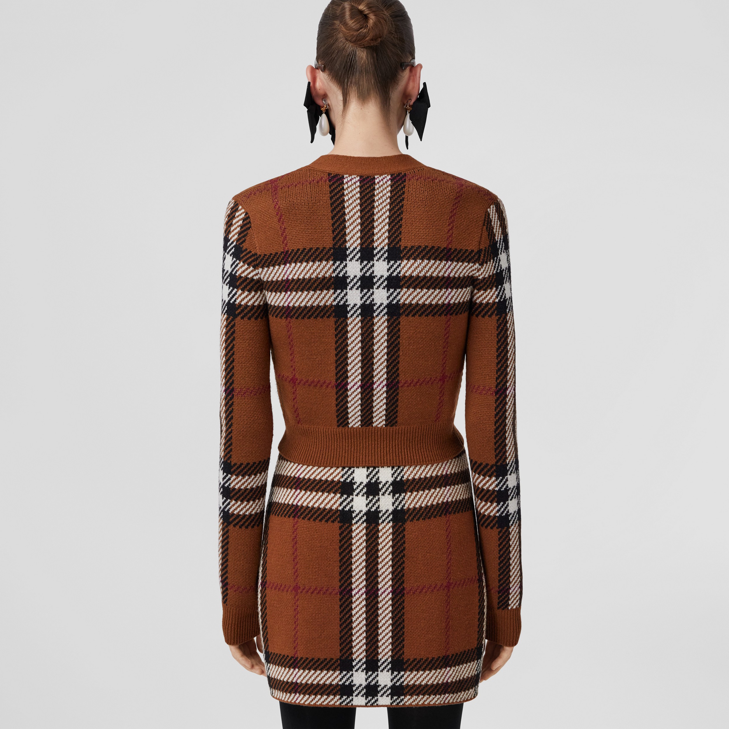 Cárdigan corto en lana con motivo de cuadros en jacquard (Marrón Abedul Oscuro) - Mujer | Burberry® oficial - 3