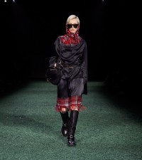 Schwarze Satinbluse mit Schal im Burberry Check-Karomuster 