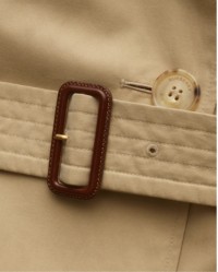 Gros plan sur la ceinture du trench Burberry