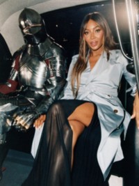 Naomi Campbell indossa la collezione Estate 2025