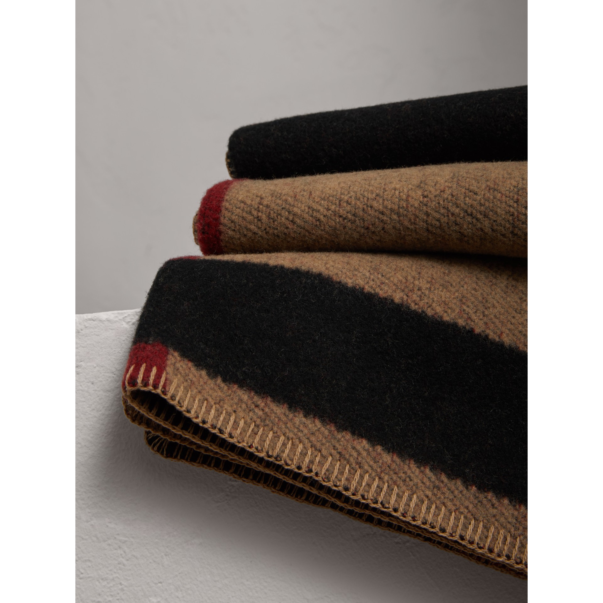 Check Wool Cashmere Blanket in House Check/black Burberry United States