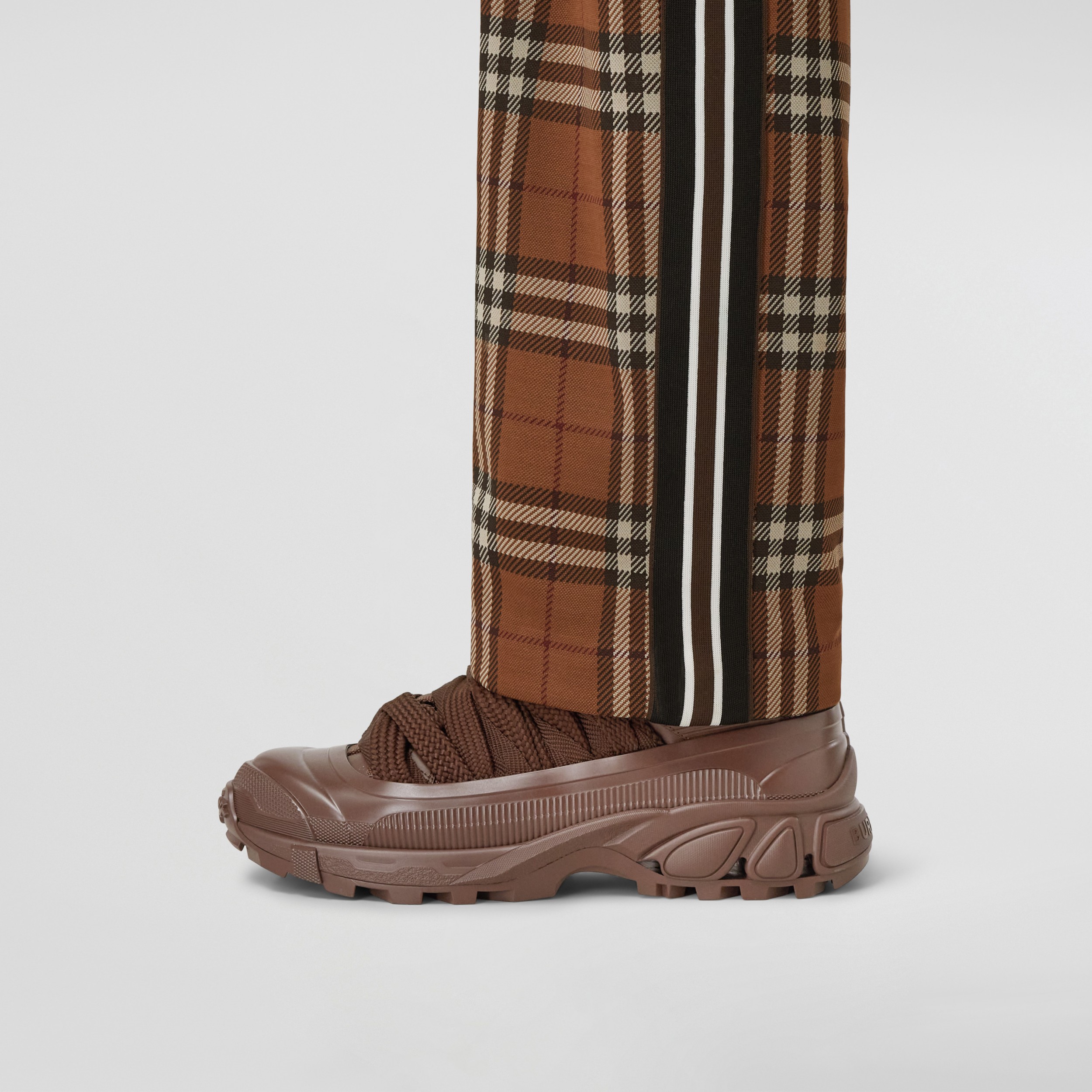 Zapatillas deportivas Arthur en piel y nailon (Marrón Tierra Fuerte) | Burberry® oficial - 3