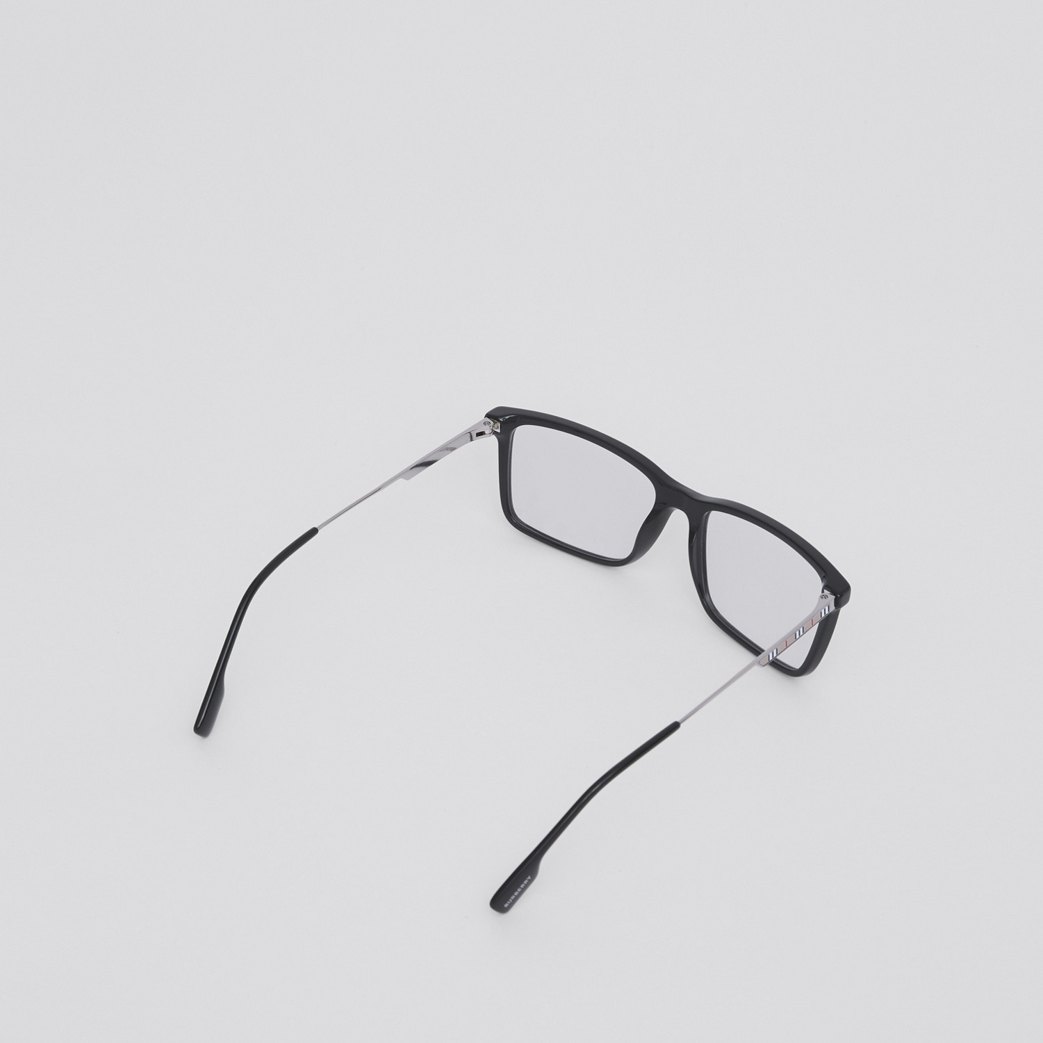 Óculos de grau com armação retangular e detalhe de listras icônicas