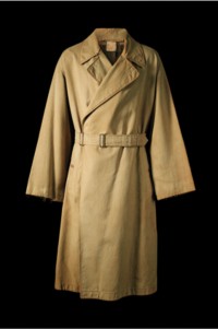 Trench coat Heritage de Burberry original sobre un fondo negro