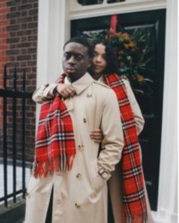 Couple portant un trench Burberry et une écharpe rouge en cachemire Check.