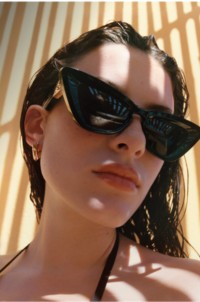 로즈 선글라스를 착용한 모델