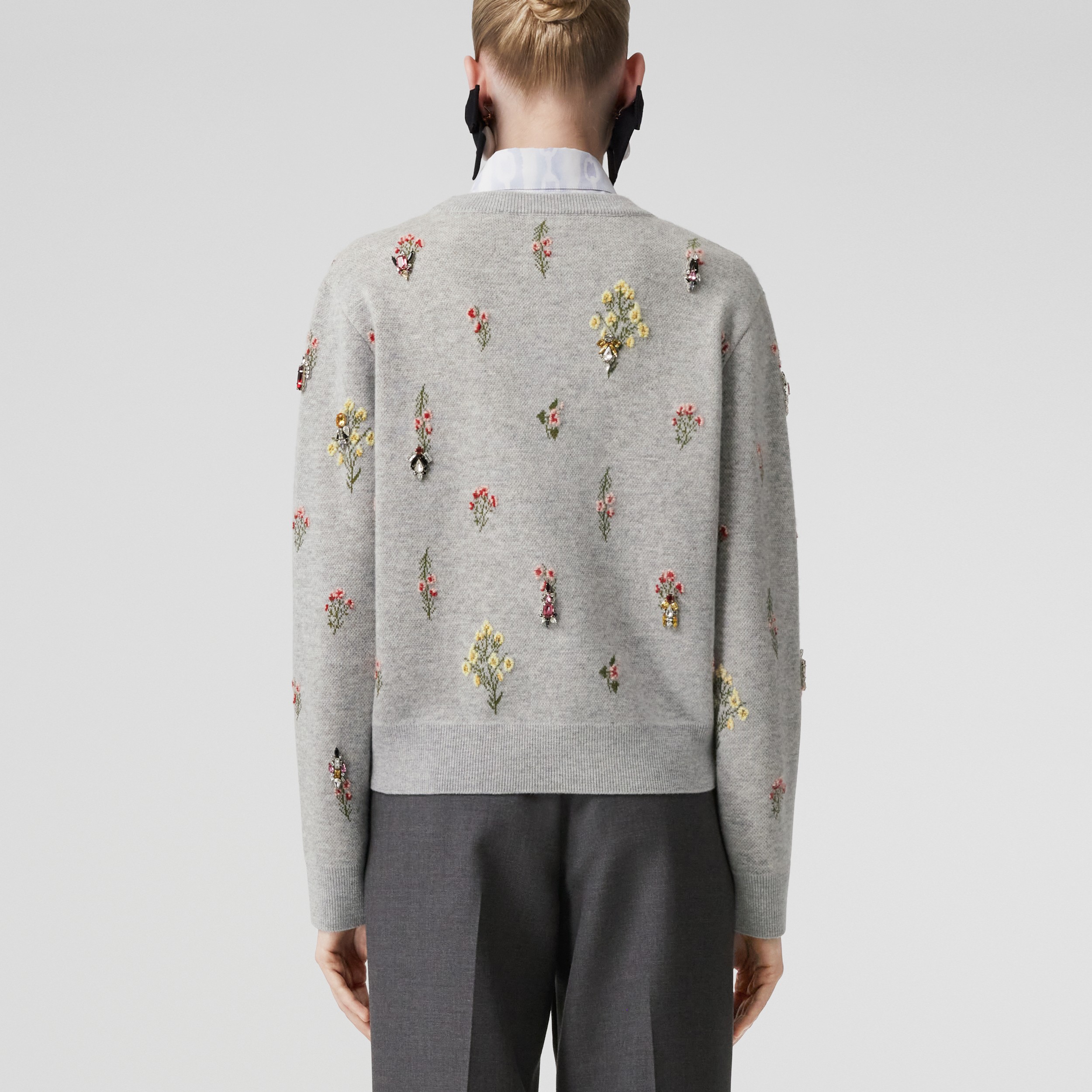 Suéter de lã com estampa floral e cristais bordados (Cinza Pergaminho) - Mulheres | Burberry® oficial - 3