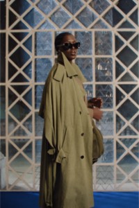 Jodie Turner-Smith no desfile Inverno 2025 da Burberry