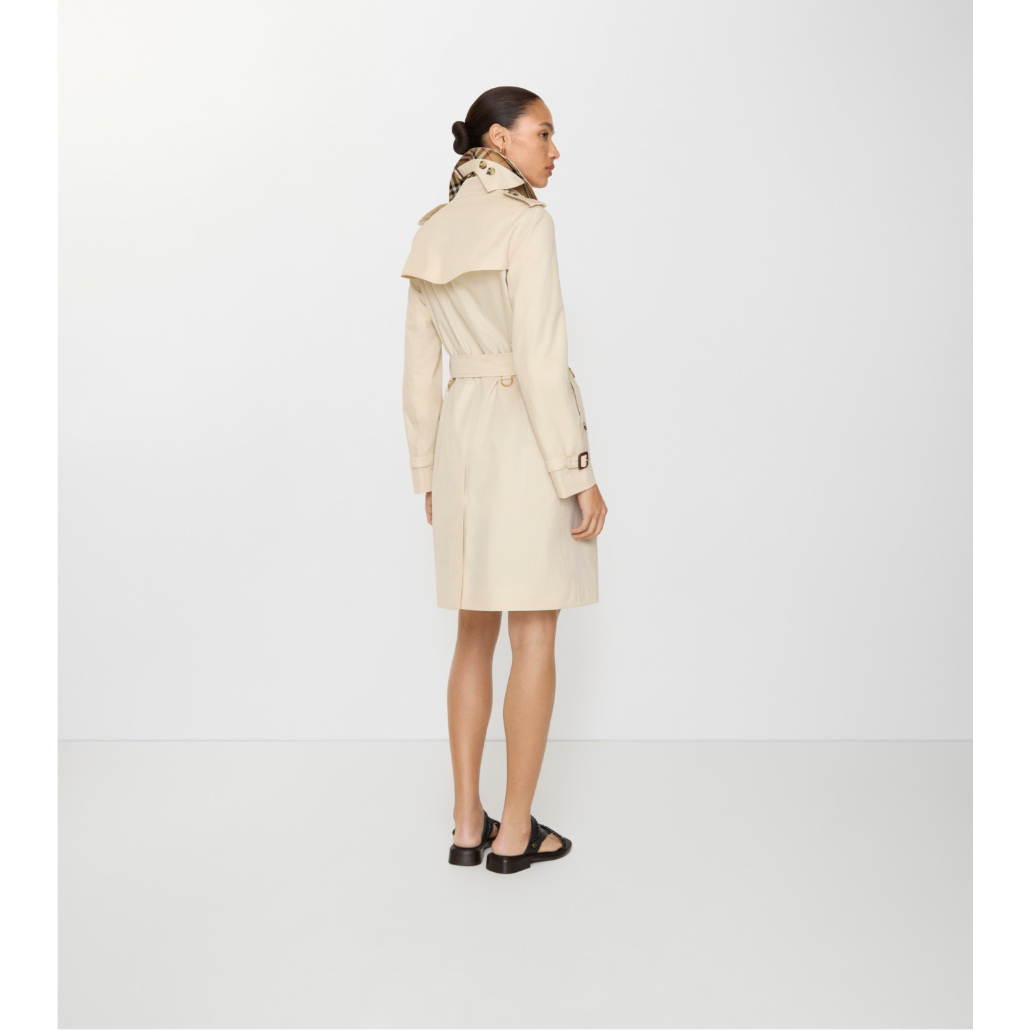 Mid-length Tropical Gabardine Kensington Trench Coat in Clam beige - Women | Burberry® Official