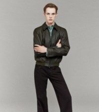 Modelo usando uma jaqueta Harrington, camisa xadrez Burberry Check e calças com bainhas xadrez Burberry Check