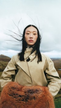 Campagne Hiver 2023 avec un mannequin vêtu d'un trench-coat beige