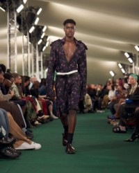 Model in Hemd sowie Tunnelzug-Shorts mit Jacquard-gewebten Kirschen