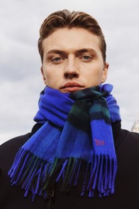 El modelo Lucky Blue Smith luce una bufanda a cuadros Burberry Check de color Knight Blue.