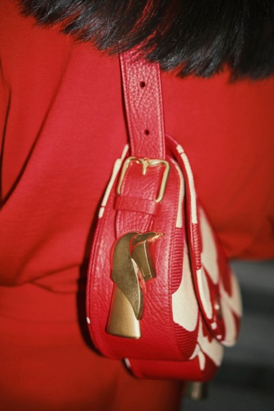 Modelo con bolso satchel Chess en los tonos rojo buzón y sherbet para la campaña del Año Nuevo Lunar 2024 de Burberry.