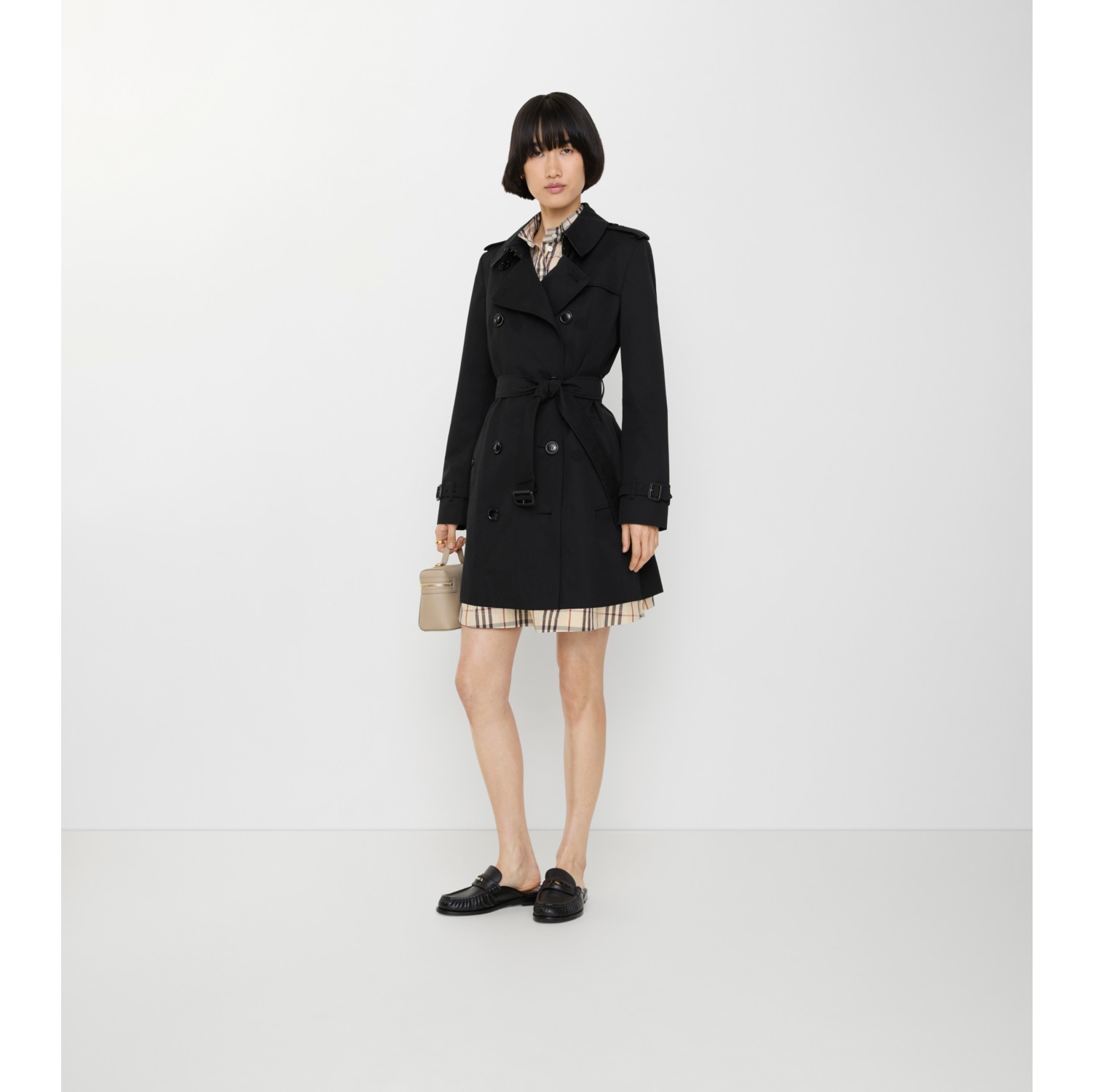 Short Chelsea Heritage Trench Coat in Black - Women, Cotton