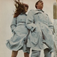 Zwei Models in blauen Trenchcoats 