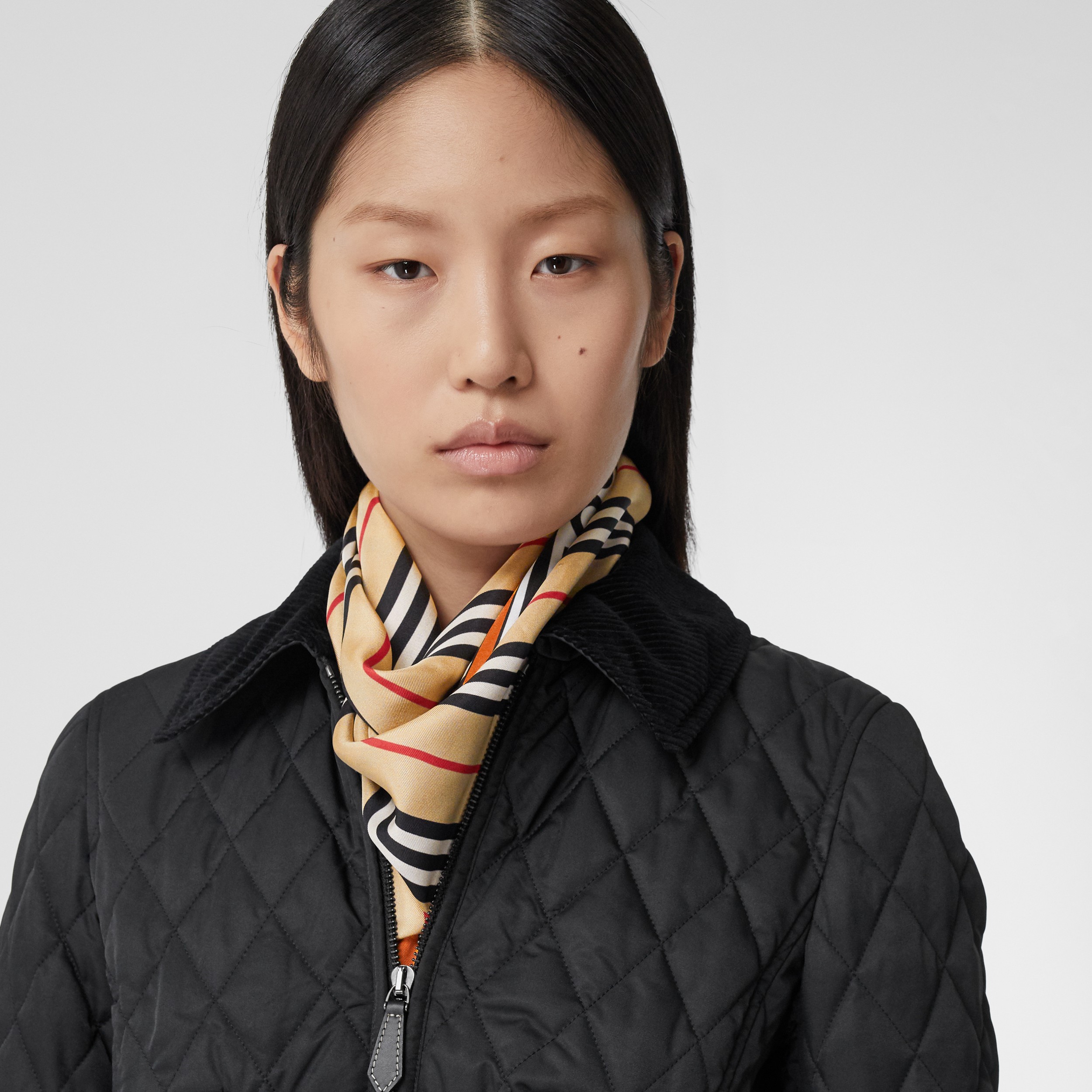 アイコンストライプ&ロゴグラフィック シルク スモール スクエアスカーフ (アーカイブベージュ) | Burberry®公式サイト アイコンストライプ&ロゴグラフィック シルク スモール スクエアスカーフ (アーカイブベージュ) | Burberry®公式サイト