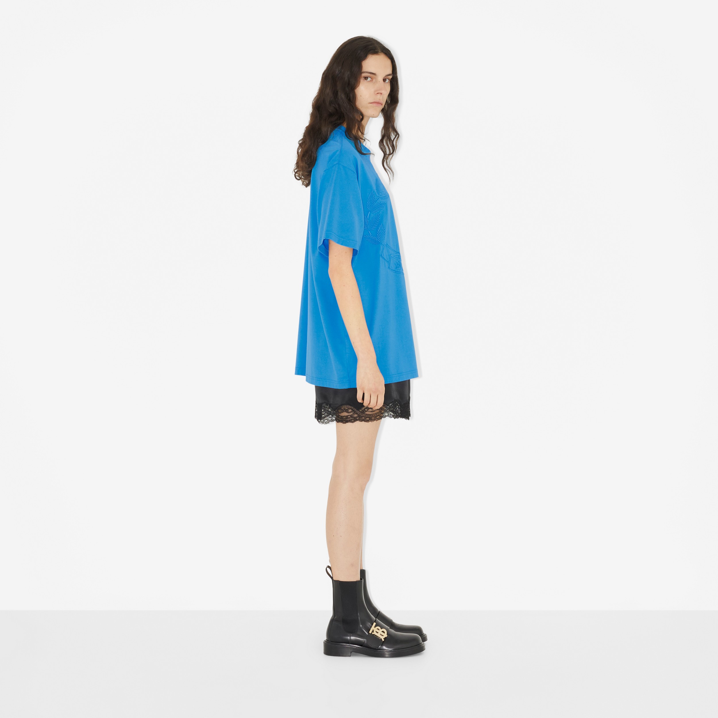 Camiseta oversize en algodón con emblema de hojas de roble (Azul Vivo) - Mujer | Burberry® oficial - 3