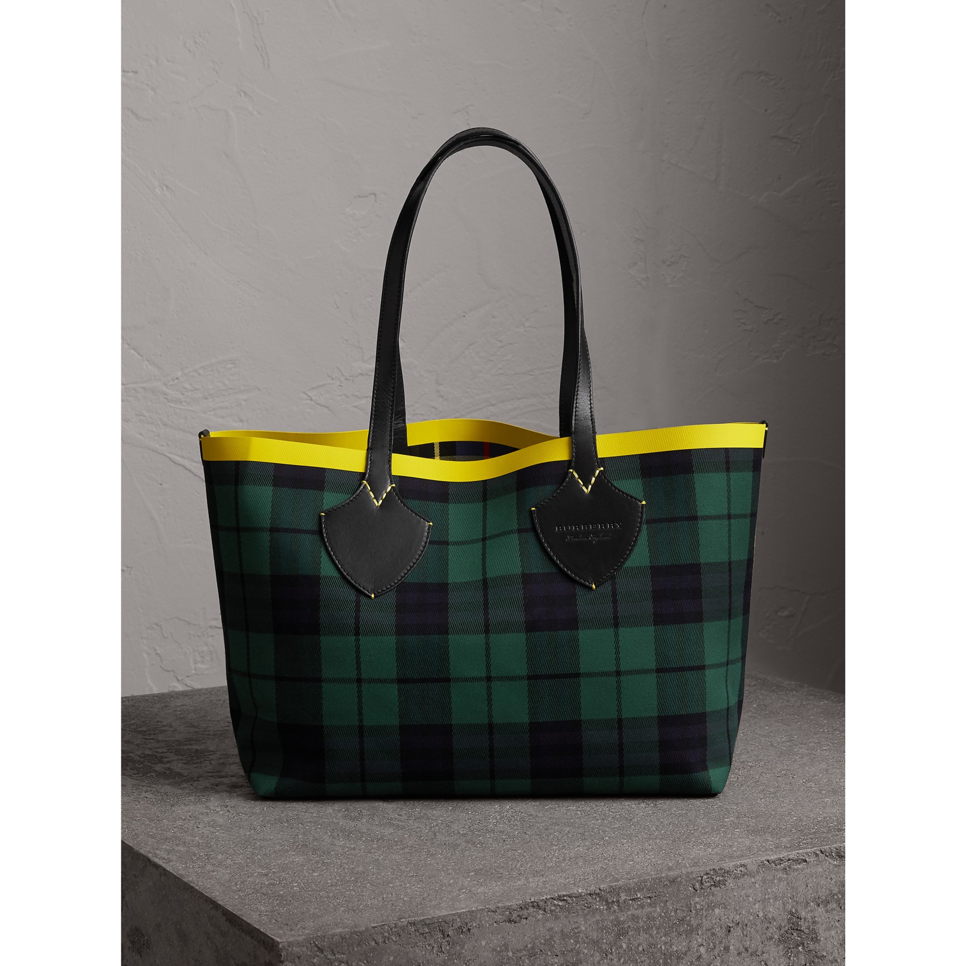 The Medium Giant Reversible Tote in Tartan Cotton in Racing Green/cobalt Blue | Burberry United ...