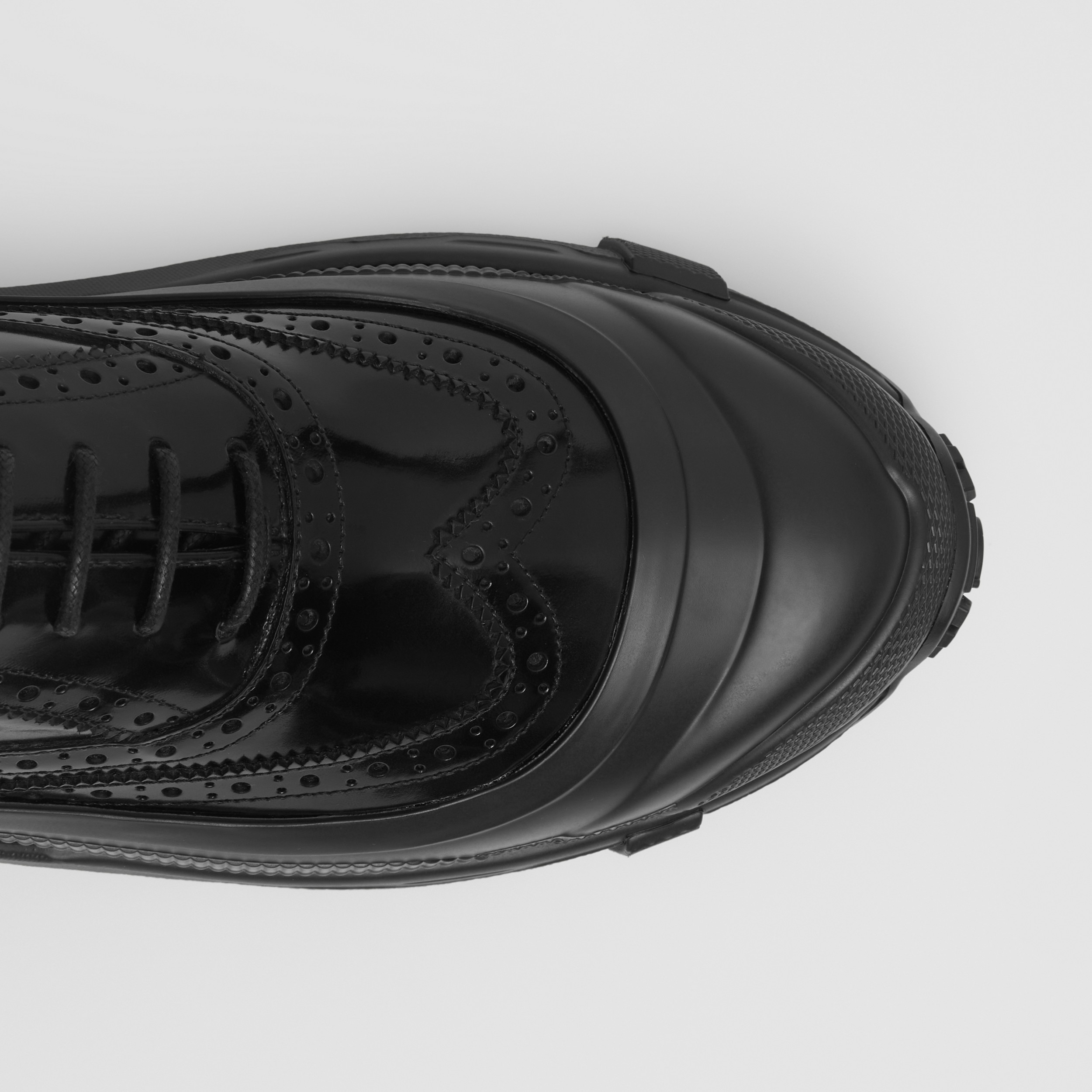 Sneakers en cuir avec détails richelieu (Noir) - Homme | Site officiel Burberry® - 2