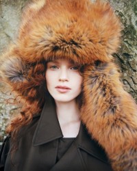 2023 겨울 캠페인의 인조 퍼 모자를 착용한 모델
